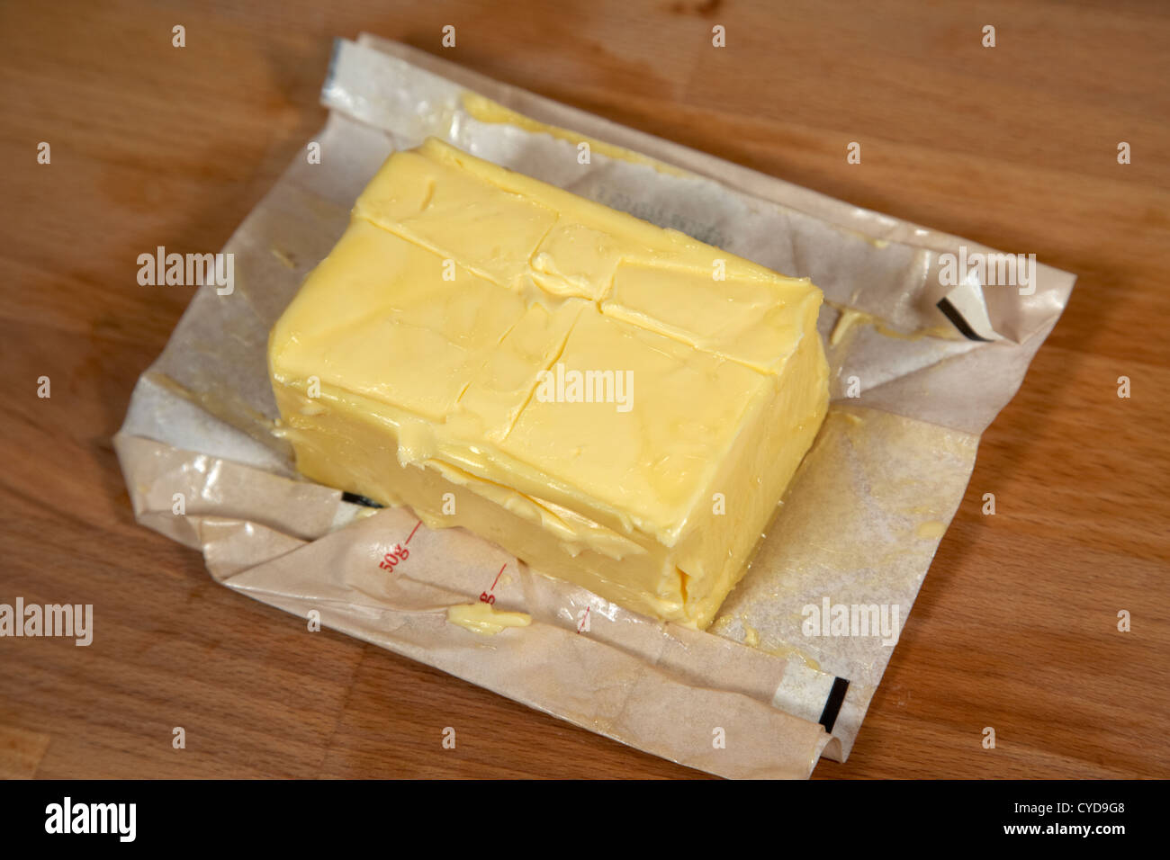 250g Gramm Block mit echter Butter zu öffnen Stockfoto