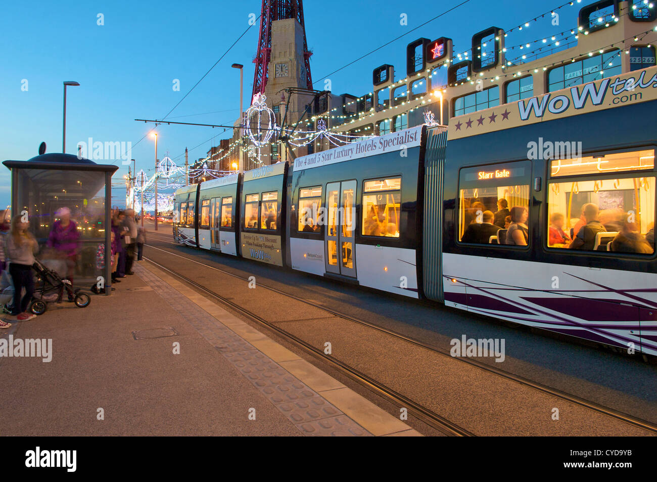 Blackpool Straßenbahn während der jährlichen Illuminationen Stockfoto