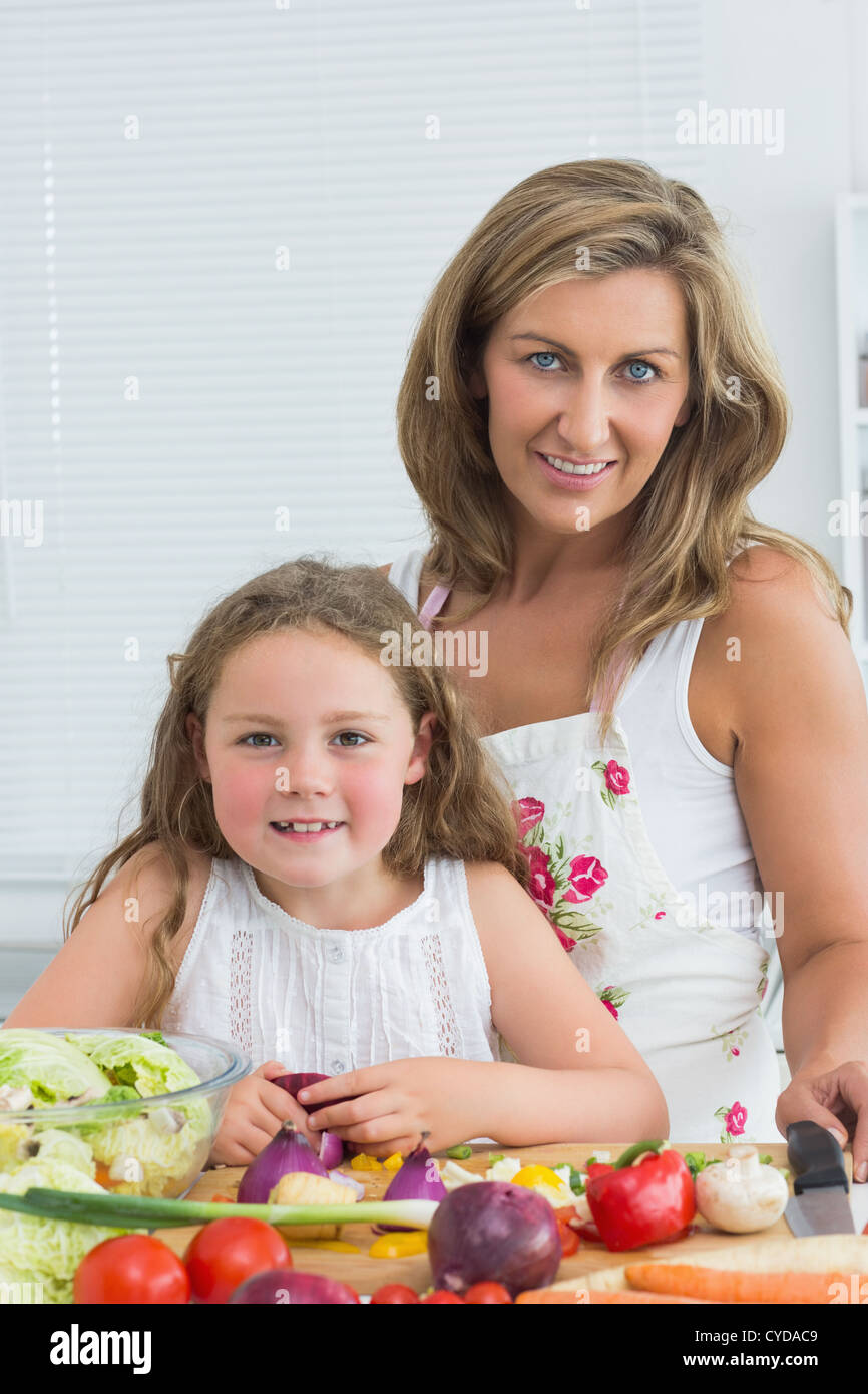 Tochter und Mutter ein direkter Blick in die Kamera Stockfoto