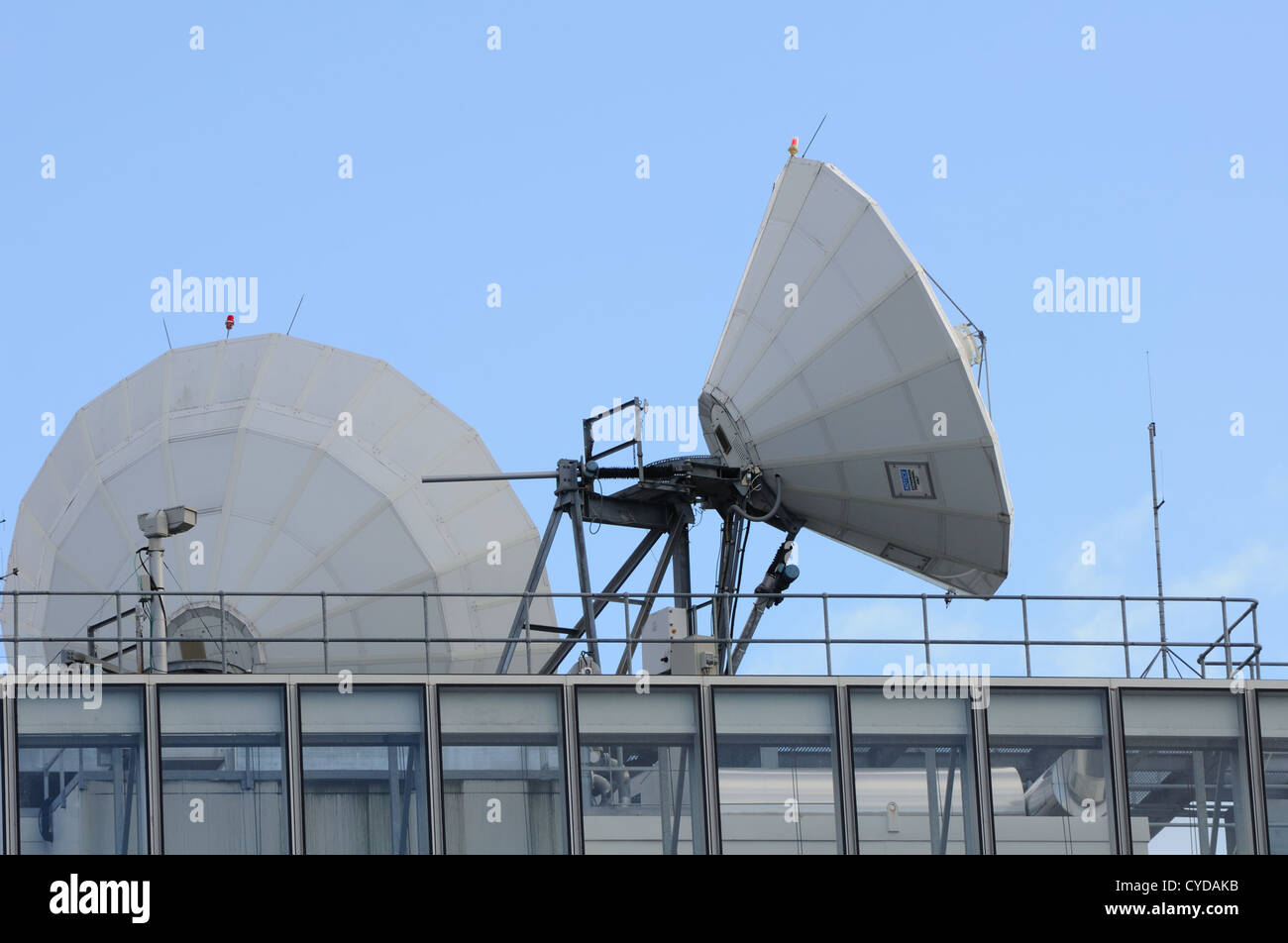 BBC Satellitenschüsseln auf dem Dach des Studios in Glasgow, Scotland, UK. Stockfoto