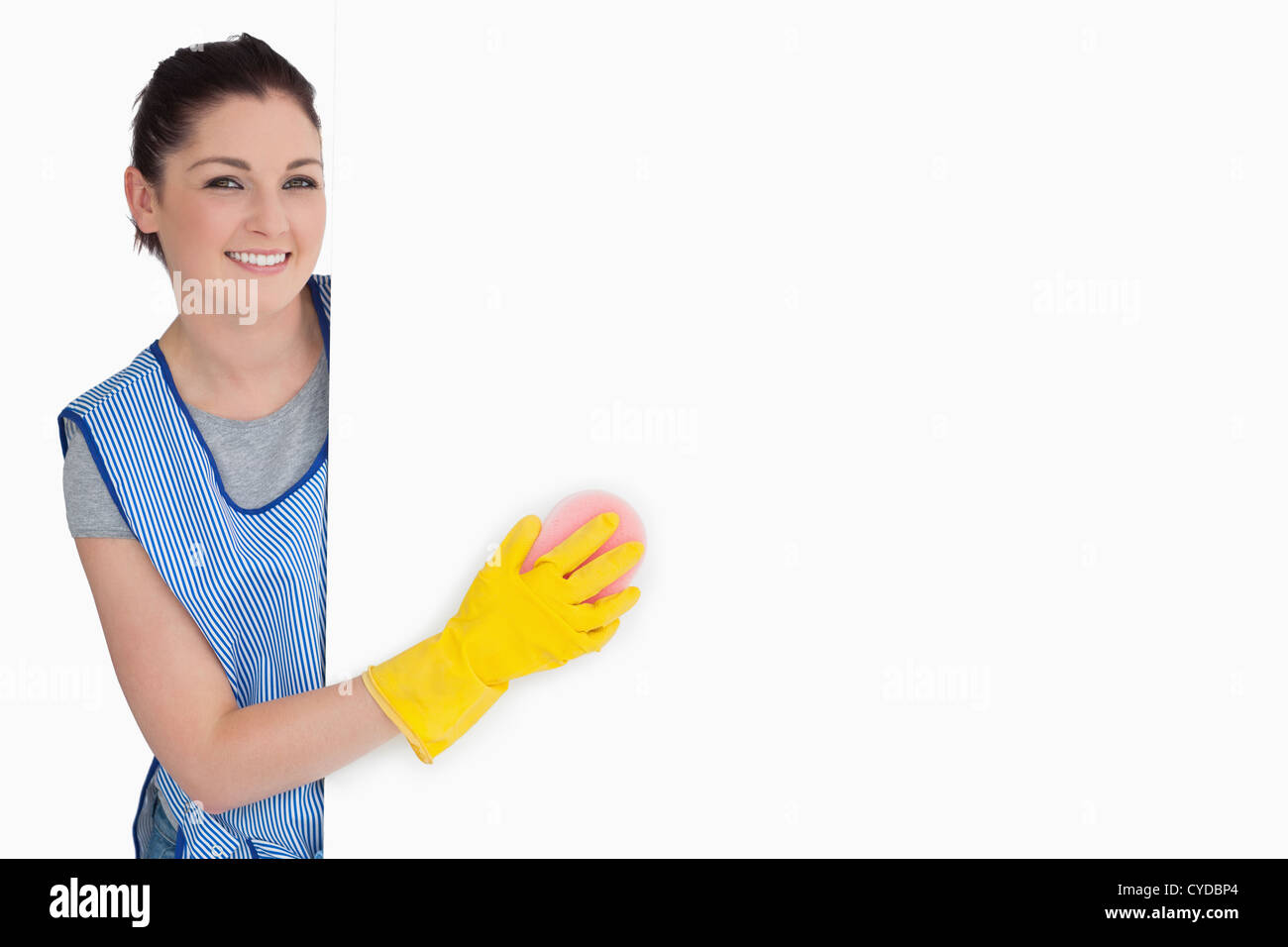Lächelnde Reiniger mit einem Schwamm waschen Stockfoto
