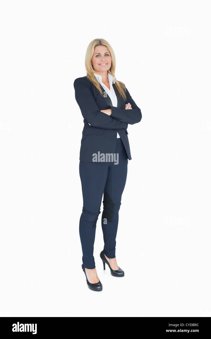 Fröhliche Geschäftsfrau, die ihre Arme kreuzen Stockfoto