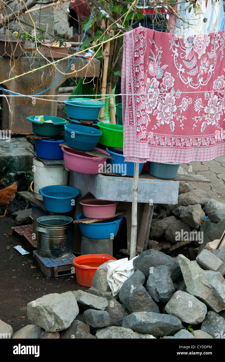 Kunststoff-Eimer mit Wasser in einem verarmten Dorf ohne fließendes Wasser Solola Abteilung Guatemala Stockfoto