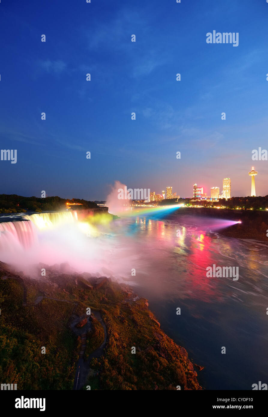 Niagara-Fälle beleuchtet durch bunte Lichter in der Nacht. Stockfoto
