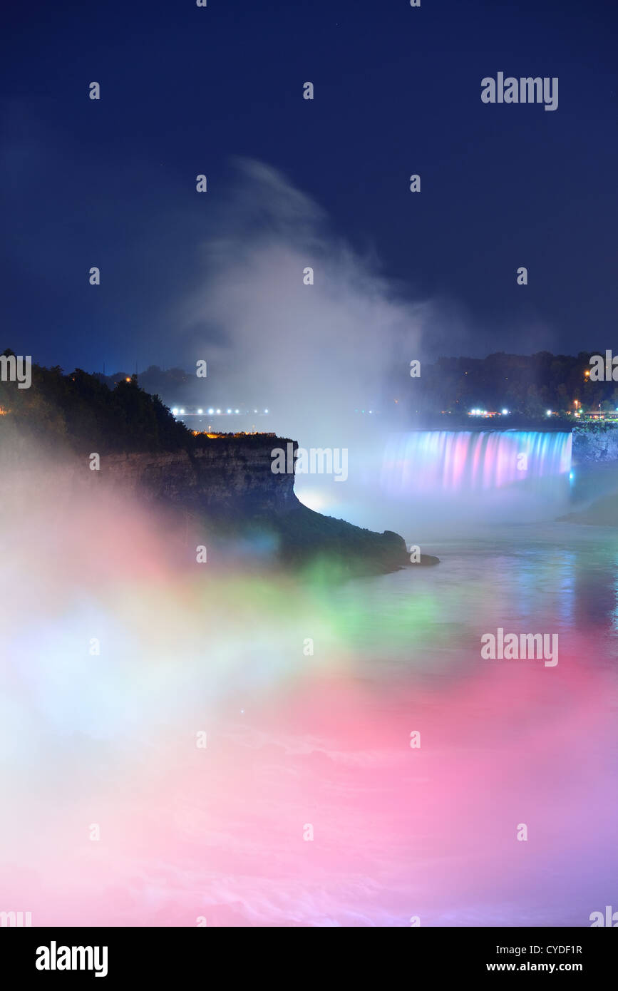 Niagara-Fälle beleuchtet durch bunte Lichter in der Nacht. Stockfoto