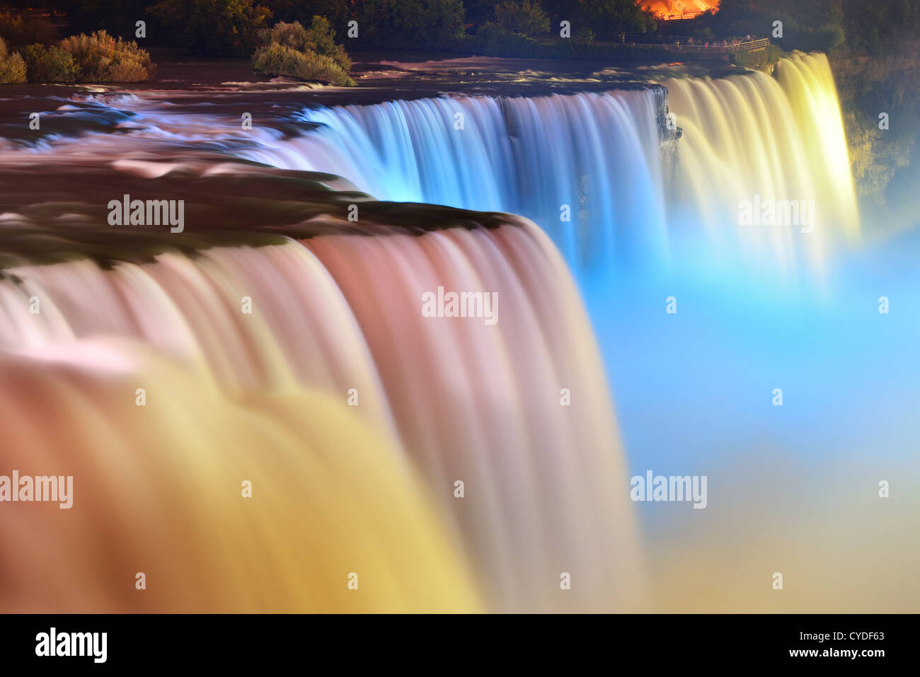 Niagara-Fälle beleuchtet durch bunte Lichter in der Nacht. Stockfoto