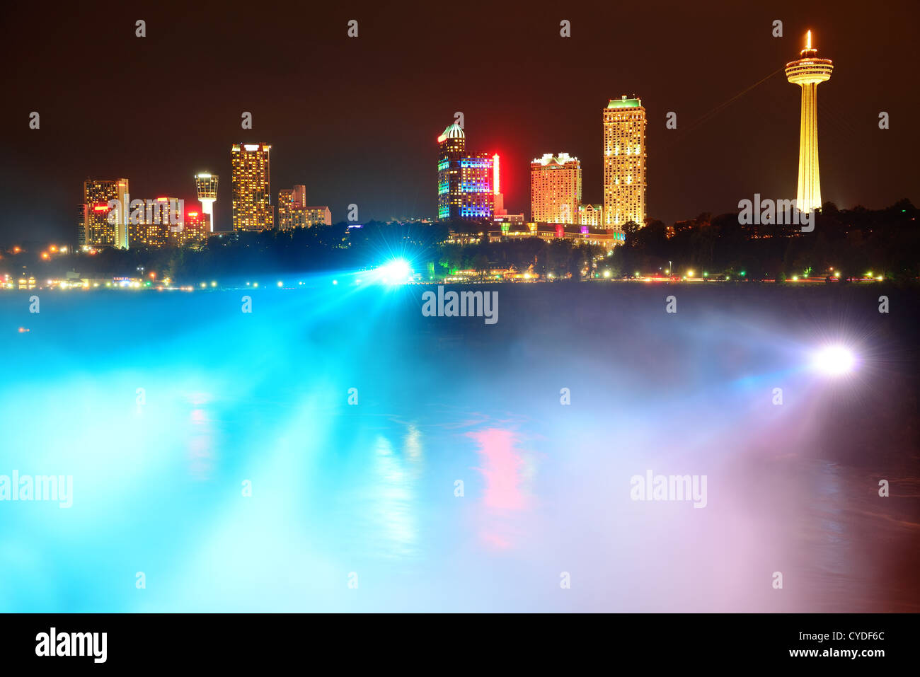 Niagara-Fälle beleuchtet durch bunte Lichter in der Nacht. Stockfoto