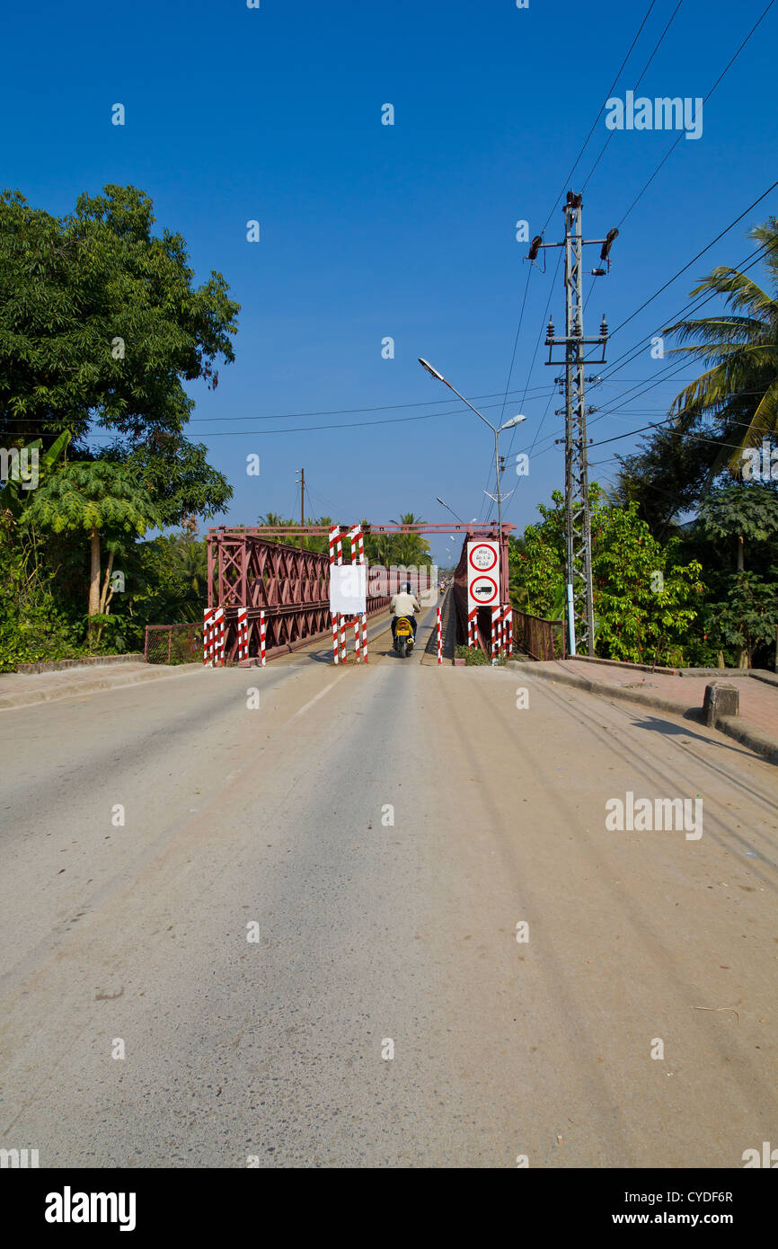 Brücke über den Fluss Nam Khan in Luang Prabang, Laos Stockfoto