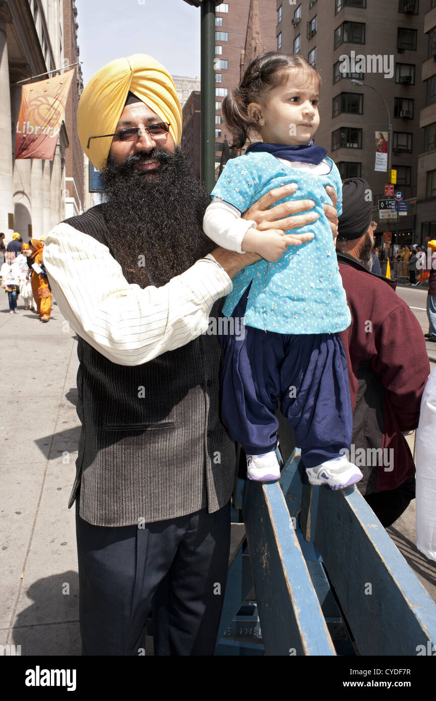 Sikh Vater und seine kleine Tochter sehen die 25. jährliche Sikh Day Parade auf der Madison Avenue in New York, 2012. Stockfoto