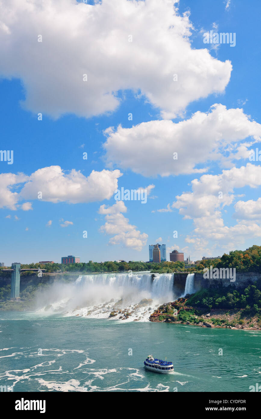 Niagarafälle Closeup am Tag über Fluss mit Felsen und Boot Stockfoto