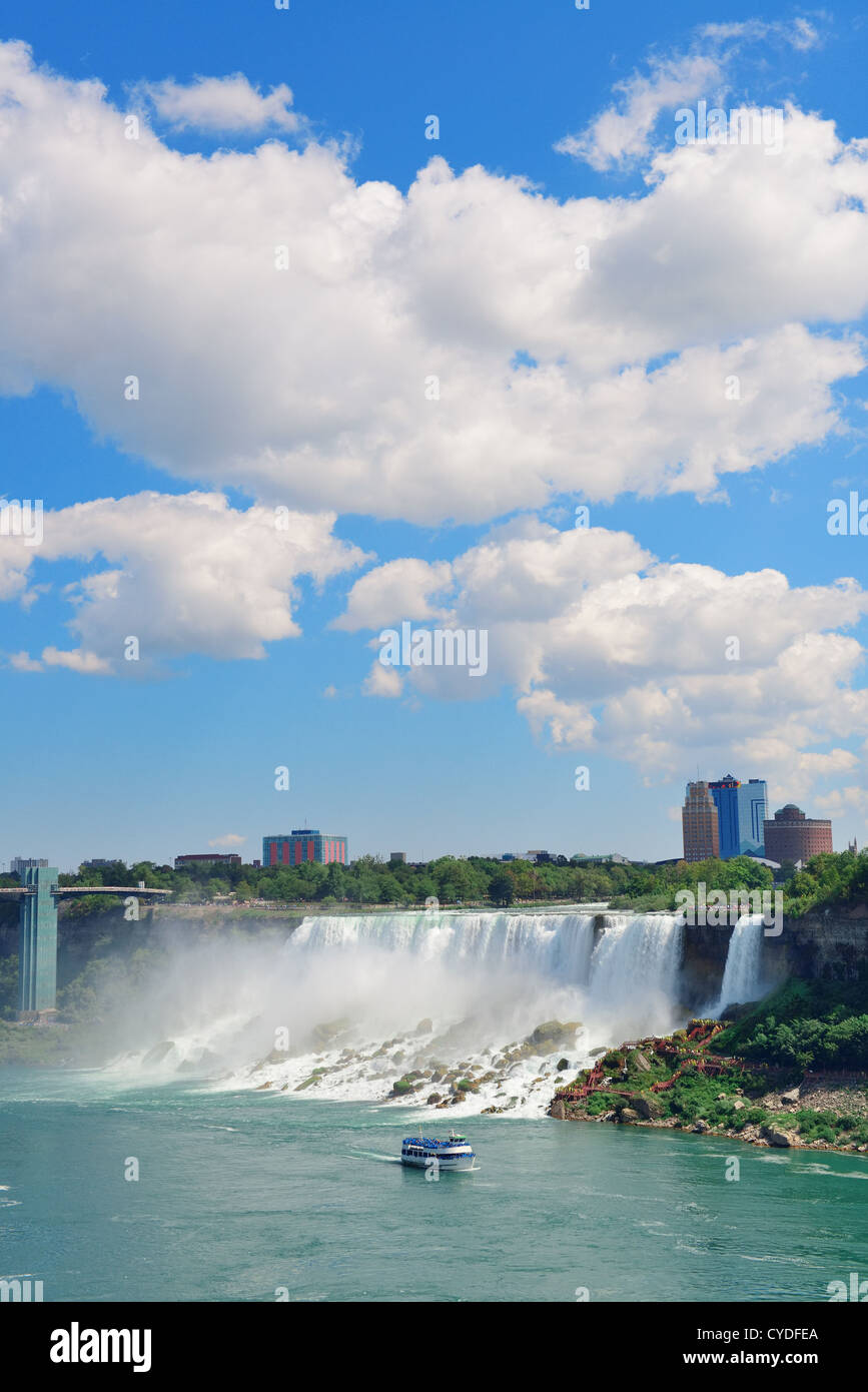 Niagarafälle Closeup am Tag über Fluss mit Felsen und Boot Stockfoto