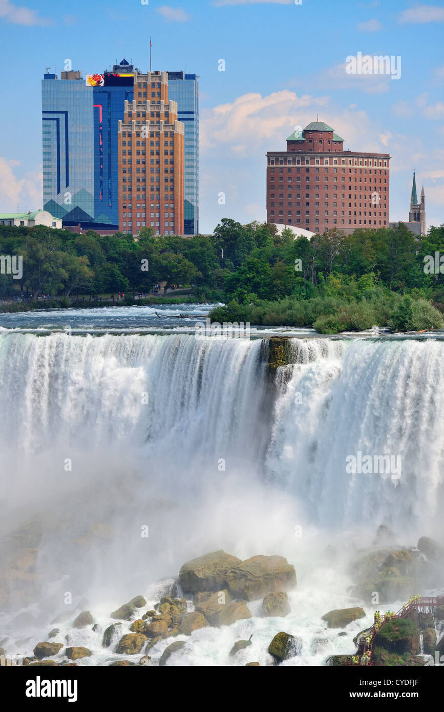 Niagarafälle Closeup am Tag über Fluss mit Gebäuden Stockfoto