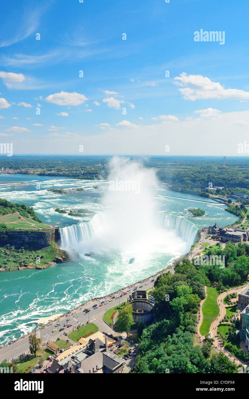 Luftaufnahme der Horseshoe Falls in den Tag mit Nebel von den Niagarafällen entfernt Stockfoto