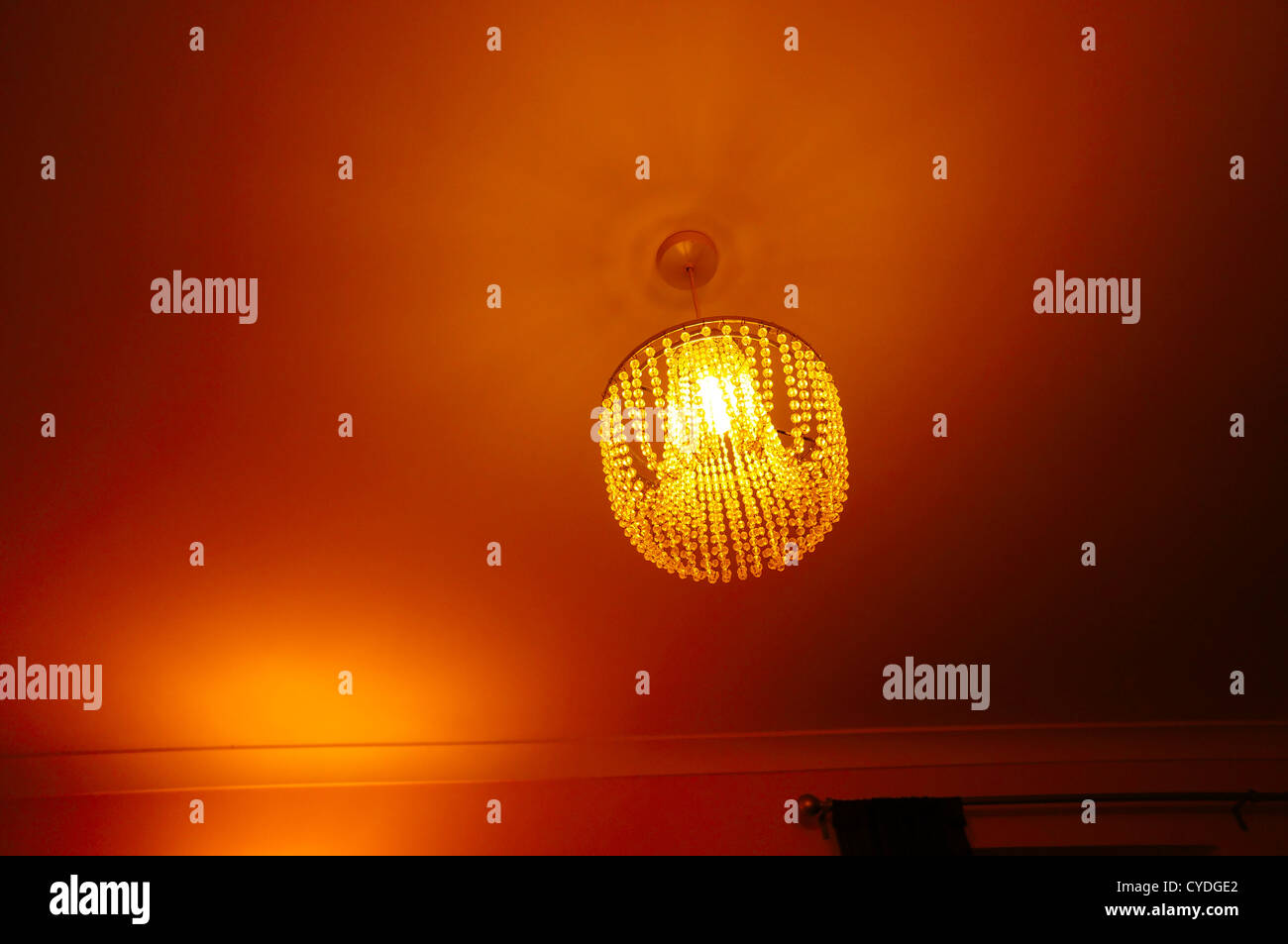 Ein Kronleuchter Stil lichten Schatten in einem Vorstadthaus Stockfoto
