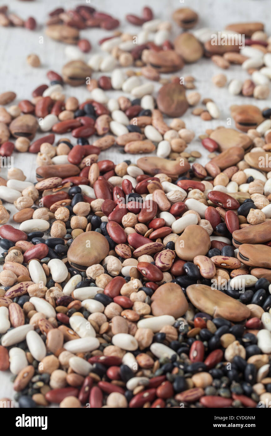 Sortiment verschiedener Rohstoffe gemischt Hülsenfrüchte auf den Tisch Stockfoto
