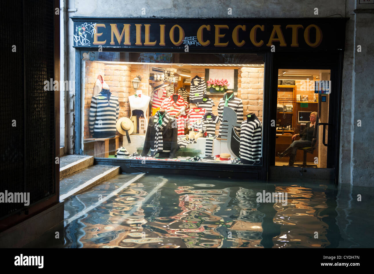 Eines der traditionellen venezianischen Geschäften bleibt öffentlich zugänglich in der Nähe von Rialto, Venedig, Italien. Stockfoto