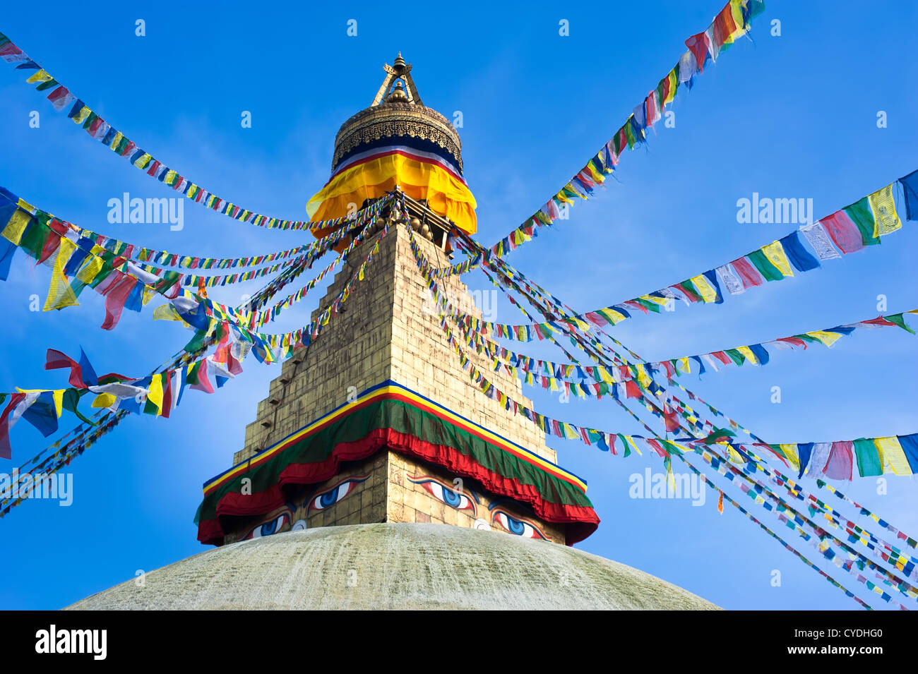 Buddhistischen Schrein Boudhanath Stupa mit beten Fahnen über blauen Himmel. Nepal, Kathmandu Stockfoto