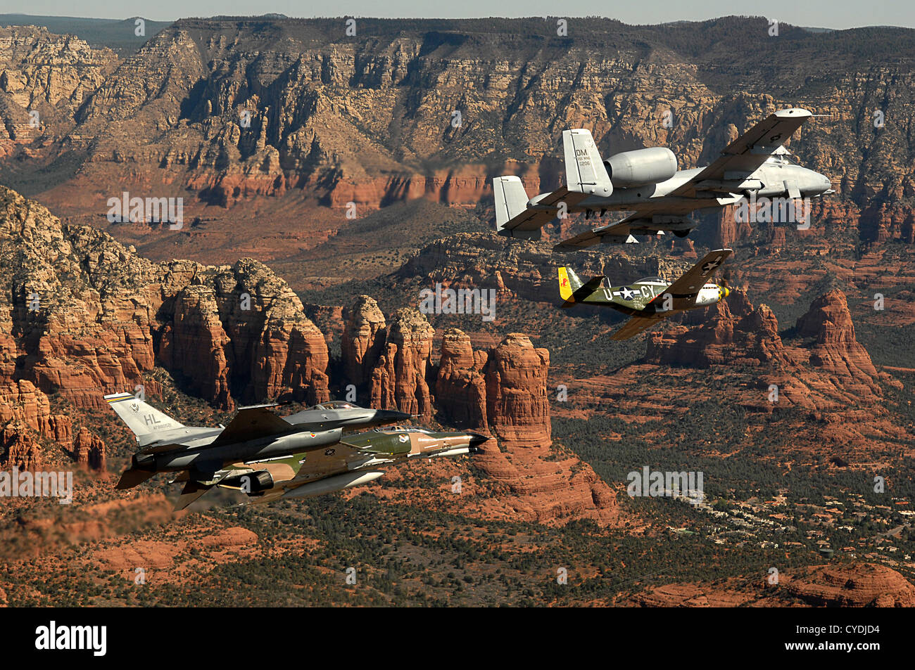 Eine Luftwaffe Erbe Flug bestehend aus einem p-51 Mustang, eine f-4 Phantom, eine a-10 Thunderbolt und ein f-16 Fighting Falcon fliegt über der Wüste von Arizona 19. März 2007 über Sedona. Der Flug war Bestandteil der Veranstaltungen in Phoenix für die erste Woche der Air Force-Feier des Jahres stattfindet. Stockfoto
