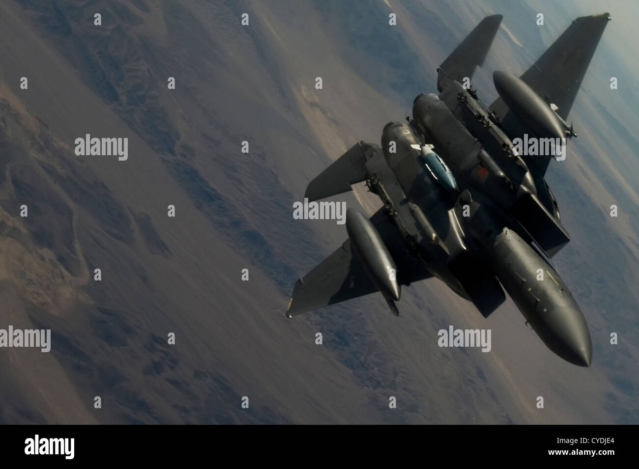 Ein US Air Force F-15E Strike Eagle Manöver von einem KC-135 Stratotanker Boom nach Betankung 20. Juni 2011 in der Nähe von der US Army National Training Center in Fort Irwin, Kalifornien. Stockfoto
