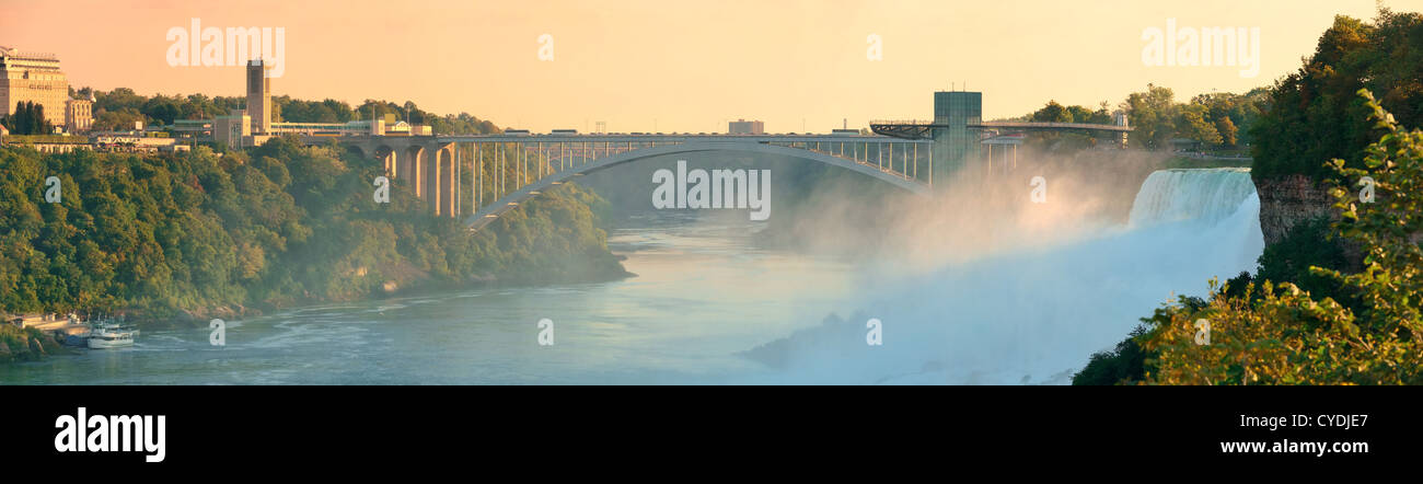 Niagarafälle-Sonnenaufgang-Panorama in der Morgen-Nahaufnahme Stockfoto