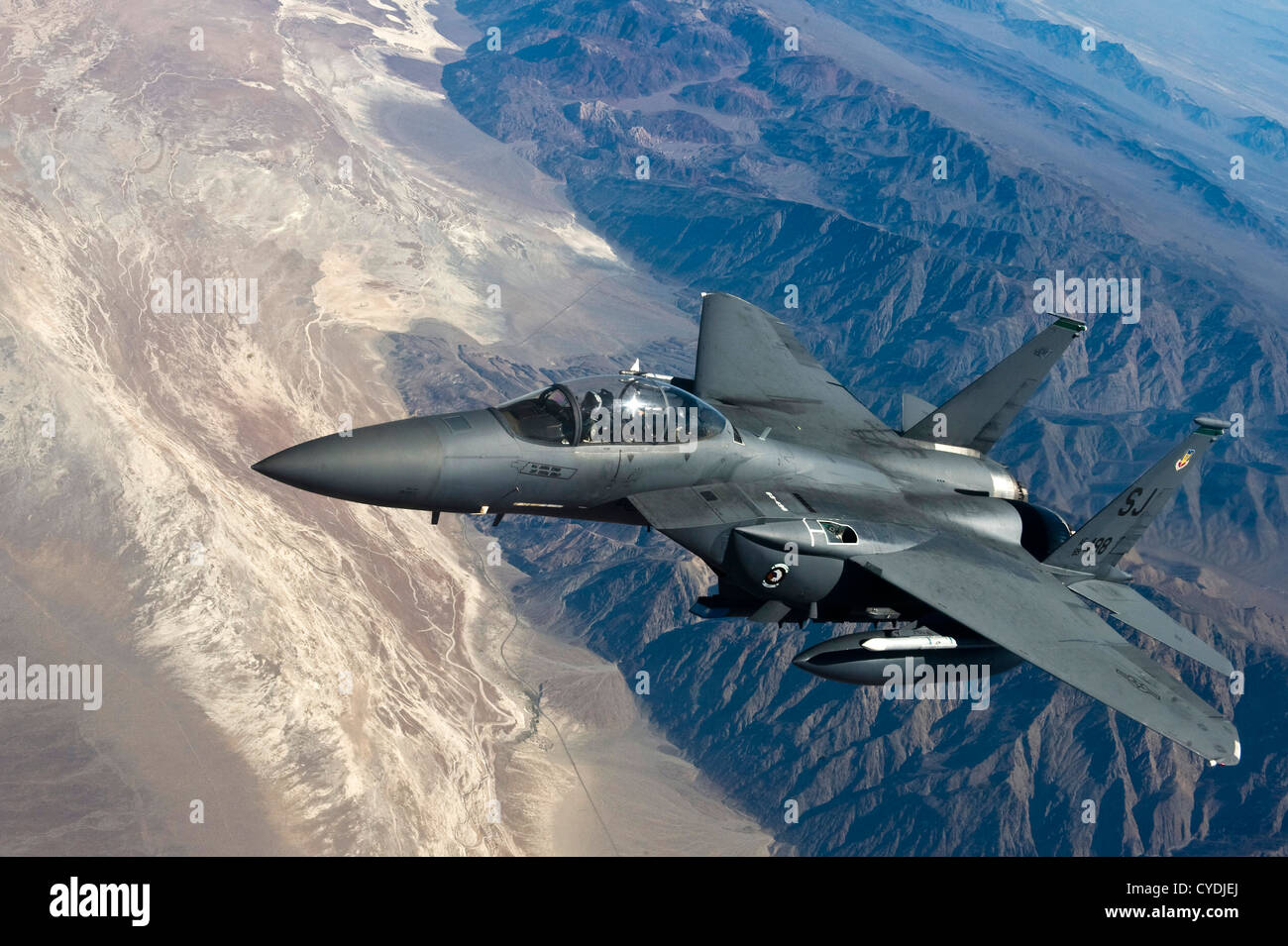 Ein US Air Force F-15E Strike Eagle Manöver von einem KC-135 Stratotanker Boom nach Betankung 20. Juni 2011 in der Nähe von der US Army National Training Center in Fort Irwin, Kalifornien. Stockfoto