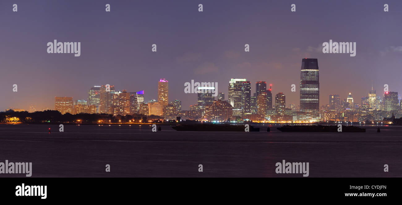 New Jersey Skyline bei Nacht mit Großstadt-Skyline über Panoramablick auf den Fluss. Stockfoto