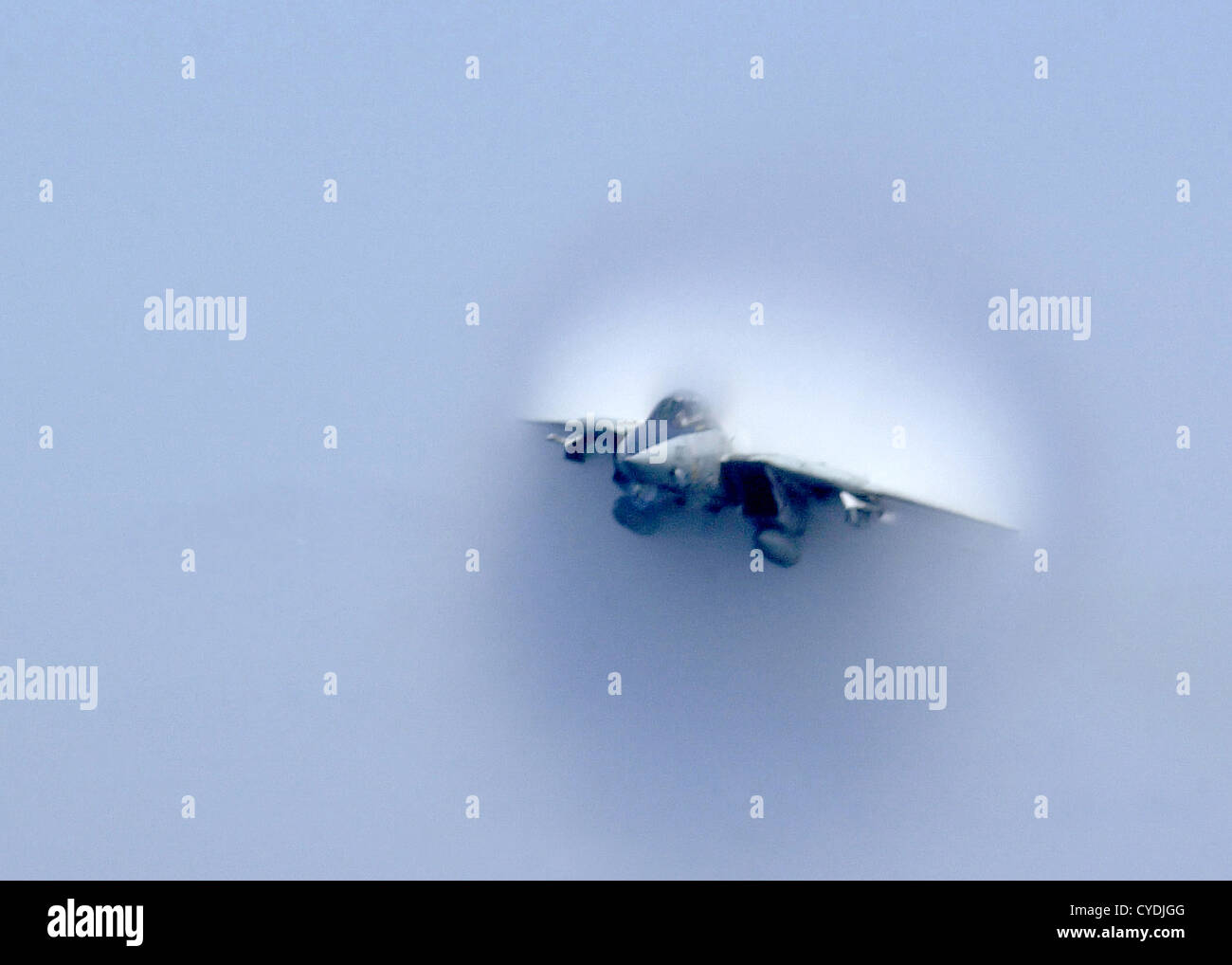 Eine F-14 Tomcat Kampfjet erreicht die Schallmauer in niedriger Höhe, super sonic Fly-by-22. April 2003 während einer Flugvorführung des Luft-Flügel für die Crew an Bord der USS Harry S. Truman. Stockfoto
