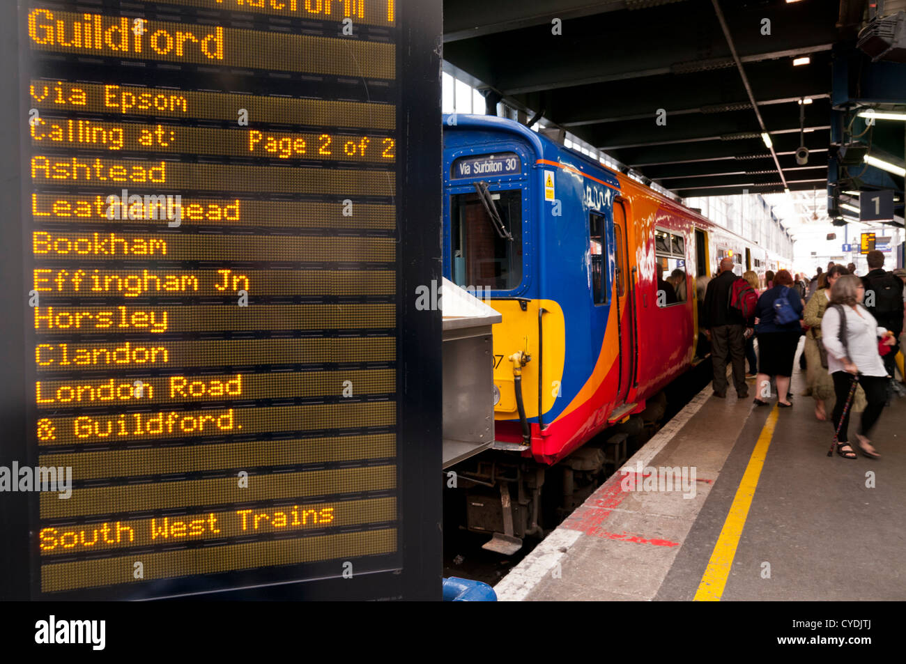 Südwesten Zug für Guildford in London Waterloo Station, London, UK Stockfoto