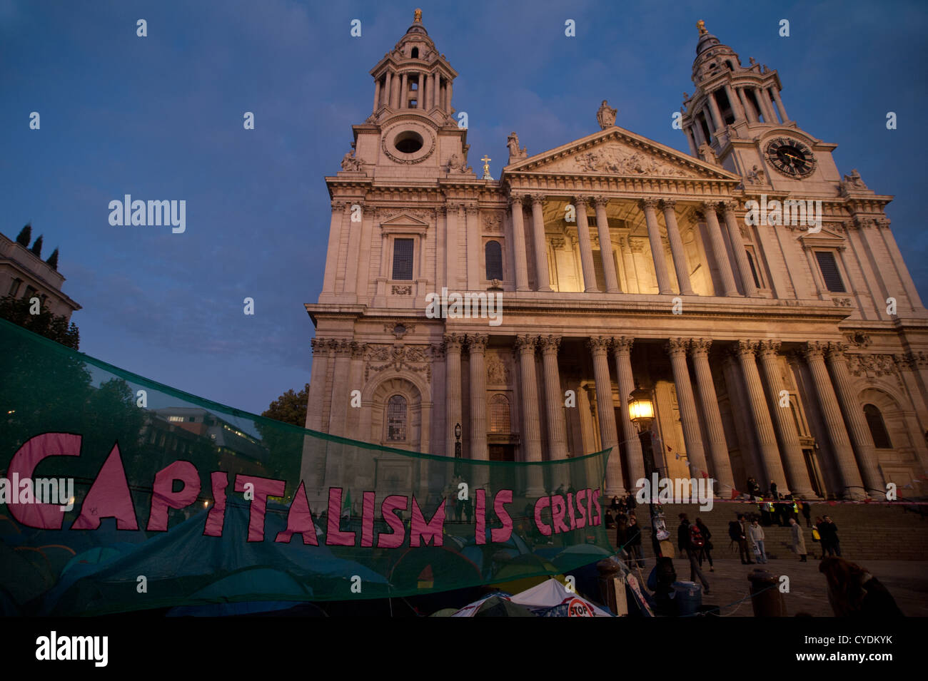 "Kapitalismus ist Krise" Banner bei St. Pauls Protest Stockfoto