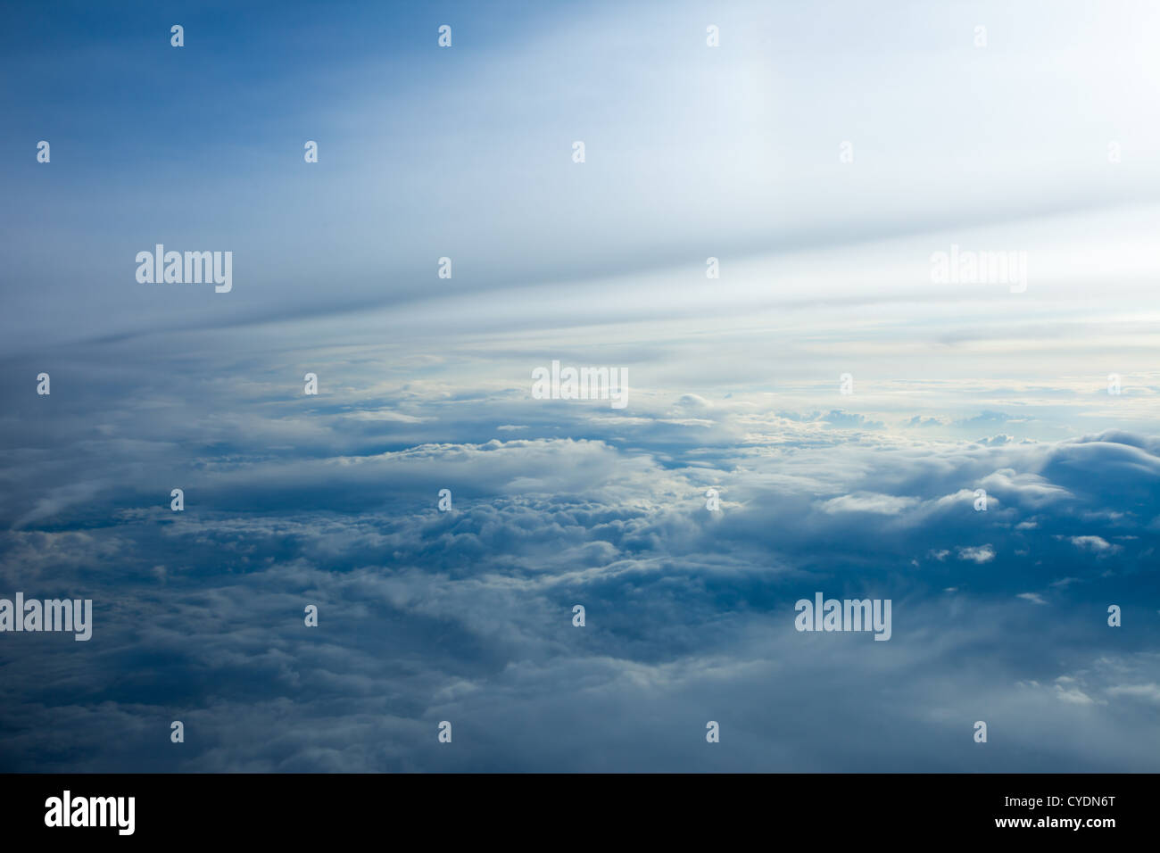 Blick aus dem Flugzeug Fenster - über den Wolken fliegen. Stockfoto