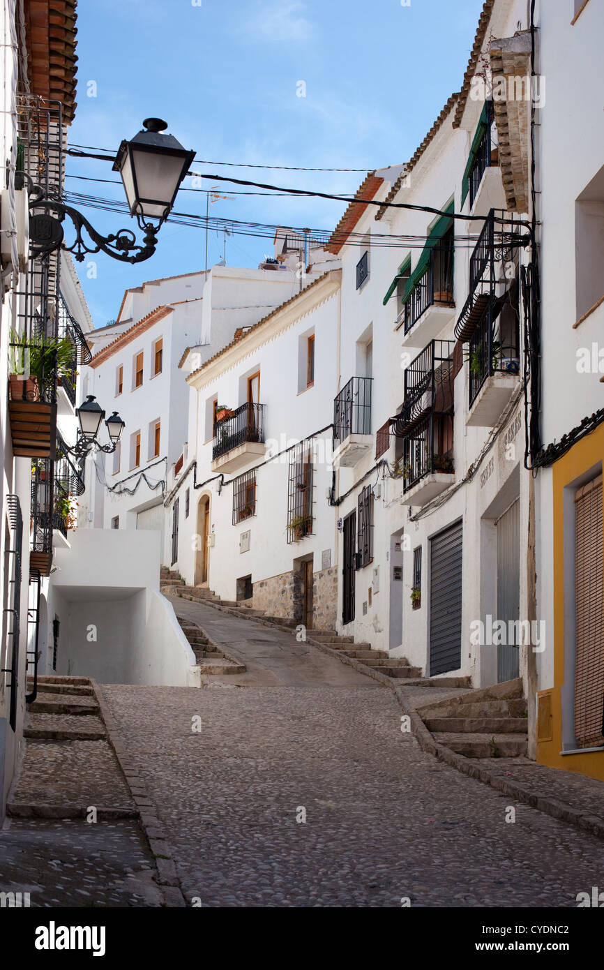 Straße bergauf in der Altstadt von Altea, Spanien Stockfoto