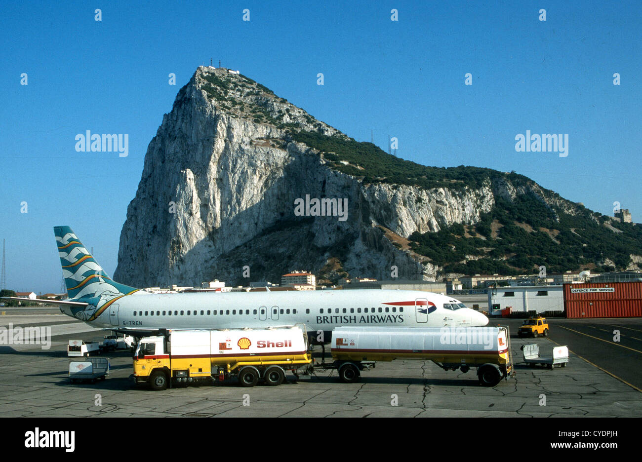 EINE BRITISH AIRWAYS FLUGZEUG AUF DEM ROLLFELD AM FLUGHAFEN VOR HINTERGRUND DES FELSENS VON GIBRALTAR AUFGETANKT IST " Stockfoto