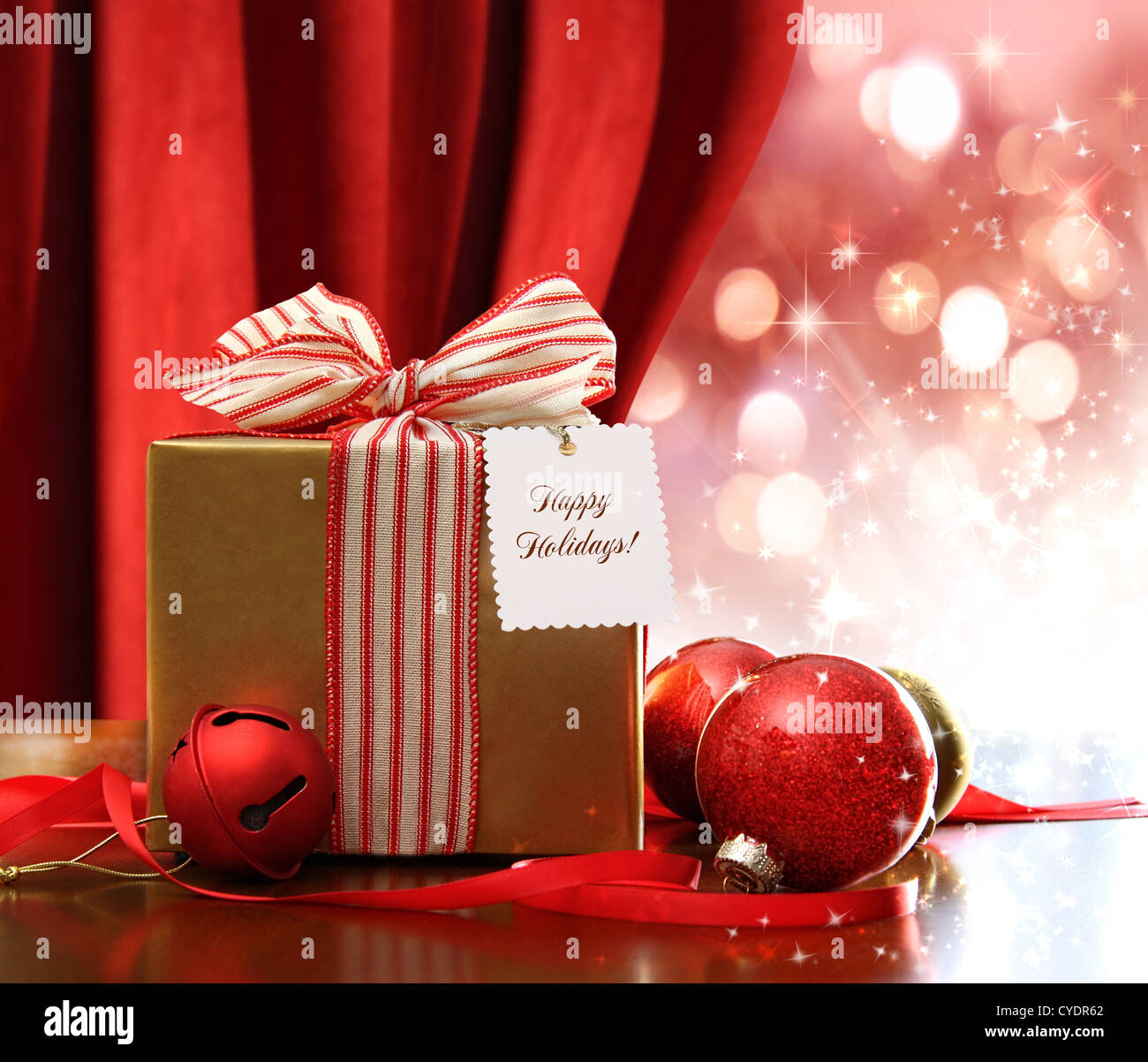 Gold-Weihnachts-Geschenk-Box und Ornamente mit funkeln Lichter im Hintergrund Stockfoto