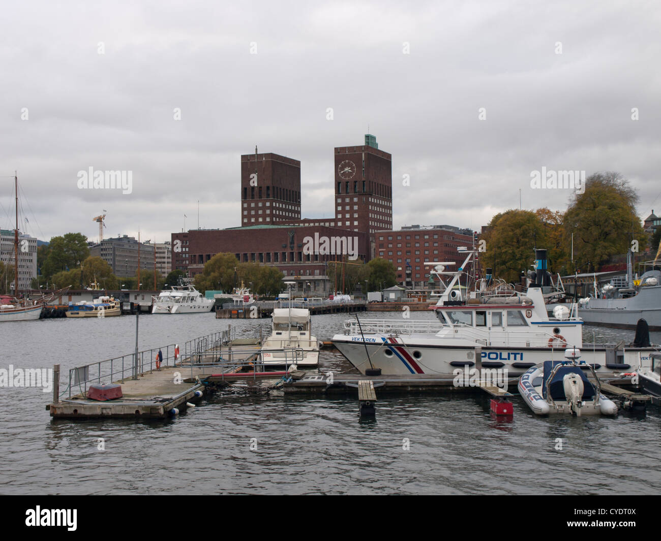 Oslo Hafen mit Booten von Polizei, Rathaus Oslo-Fjord, Norwegen Stockfoto