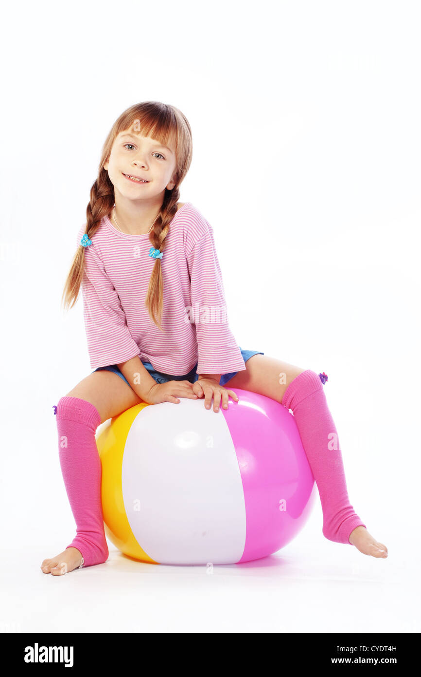 Kind mit bunten Ball auf weißen Studio-Hintergrund Stockfoto