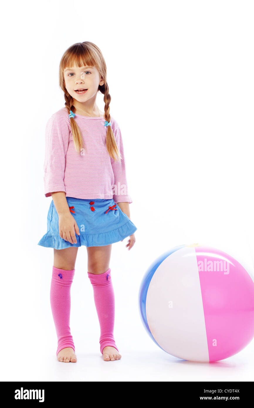 Kind mit bunten Ball auf weißen Studio-Hintergrund Stockfoto