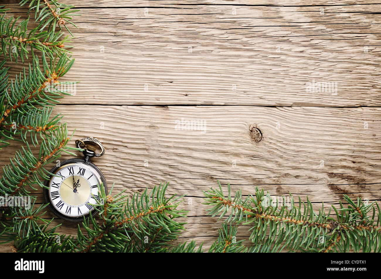 Weihnachtsbaum und Antike Uhr auf hölzernen Hintergrund Stockfoto