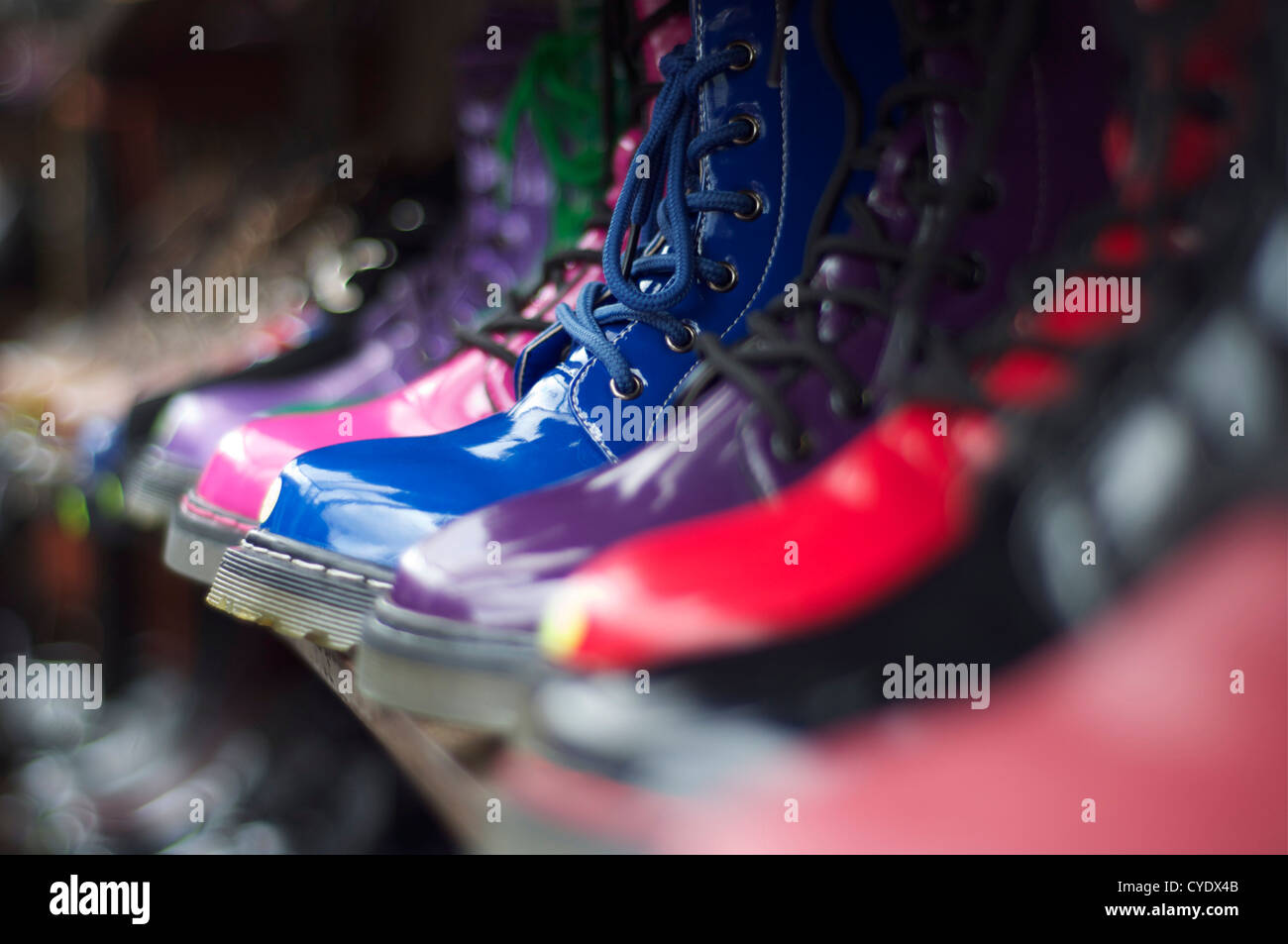 Reihe von DM Stiefel auf Verkauf am Camden market Stockfoto