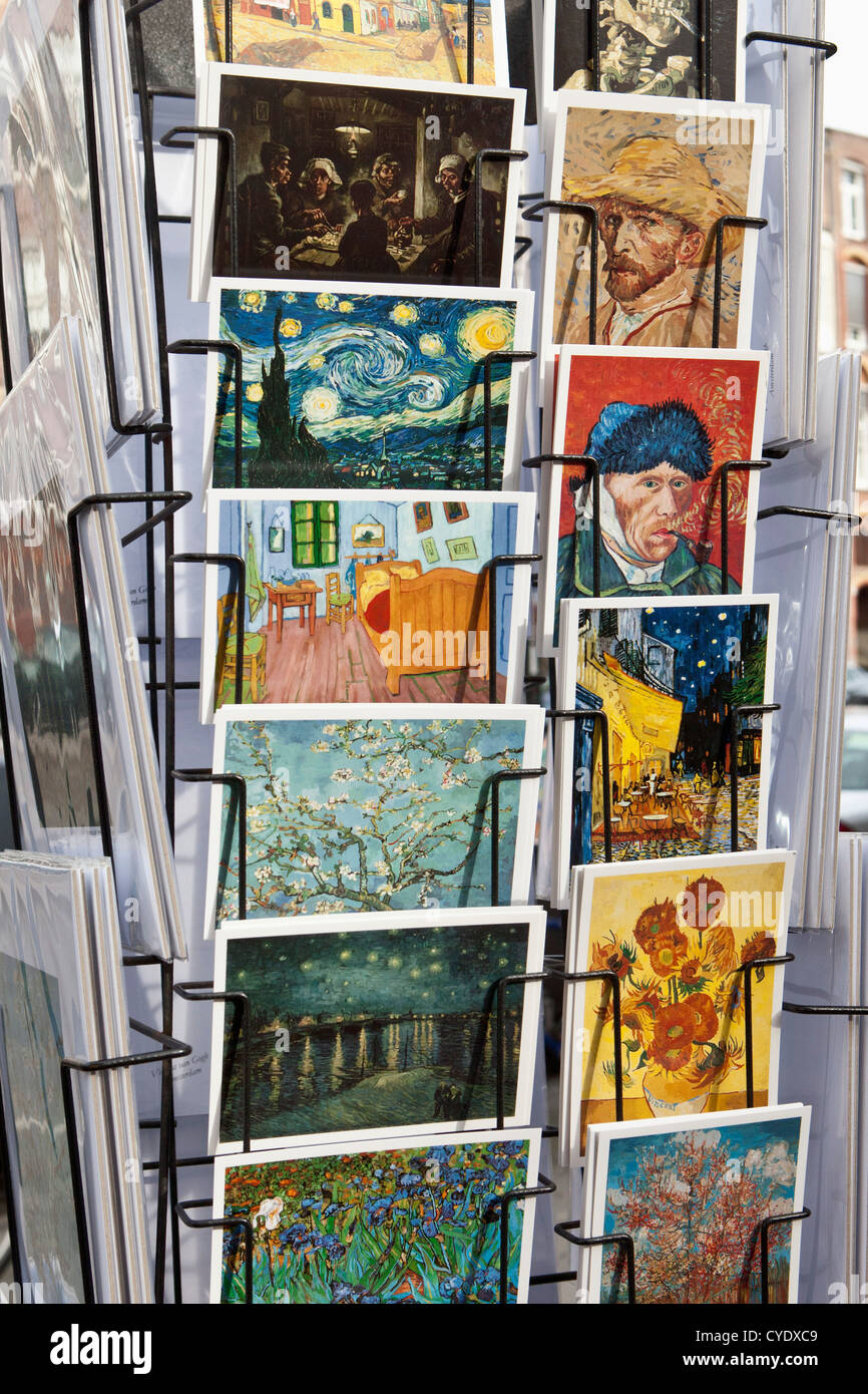 Niederlande, Amsterdam, Postkarten mit Gemälden von Vincent Van Gogh, in der Nähe von Van Gogh Museum. Stockfoto