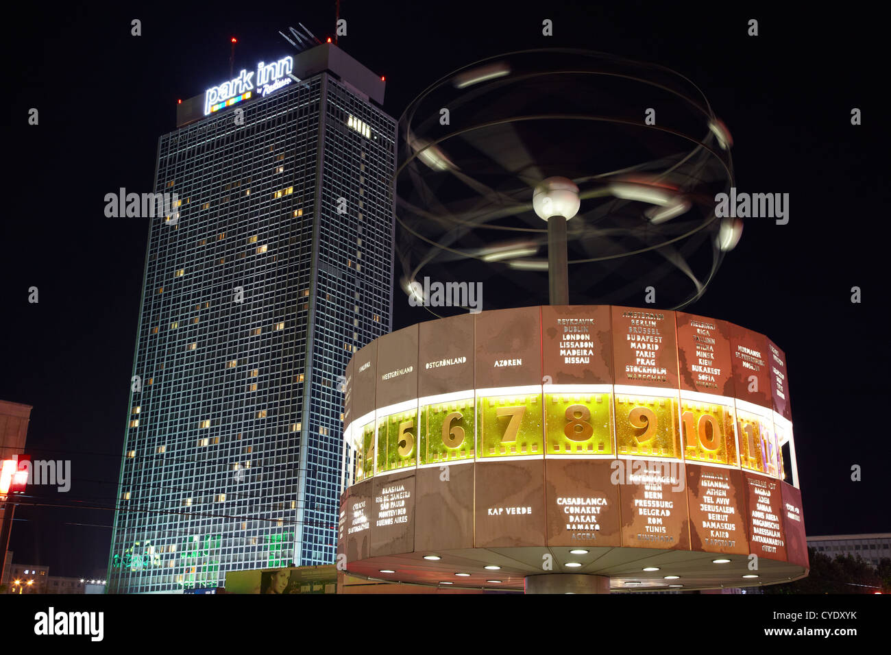Alexanderplatz, Weltzeituhr in der Nacht und Park Inn Hochhaus, Berlin Stockfoto
