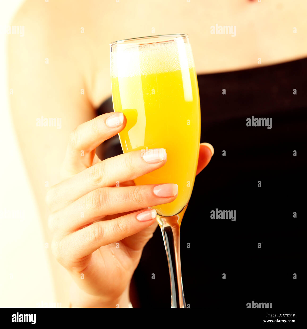 Hand mit Bucks fizz Stockfoto