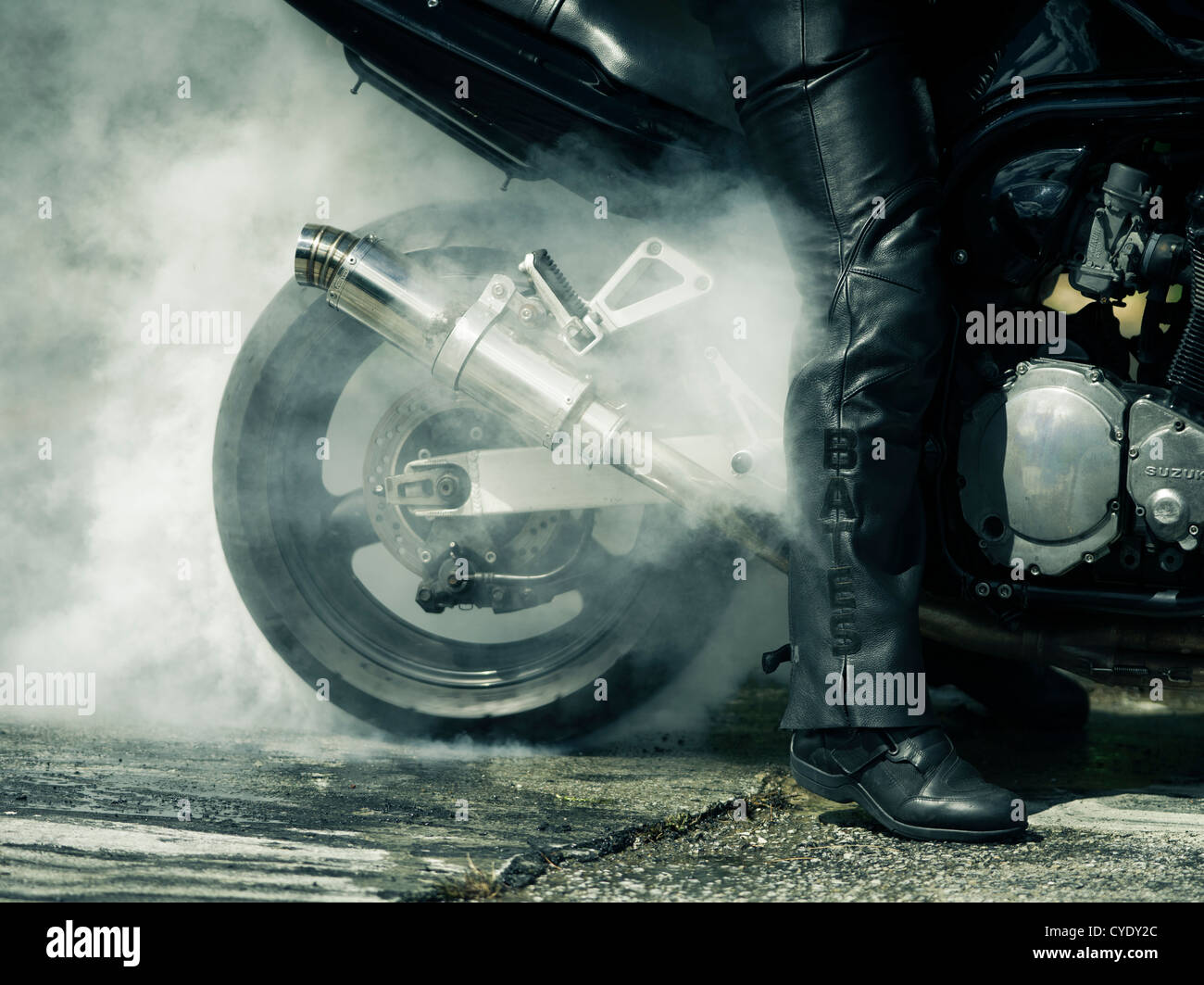 Motorrad Rauchen Hinterreifen Burnout. Stockfoto