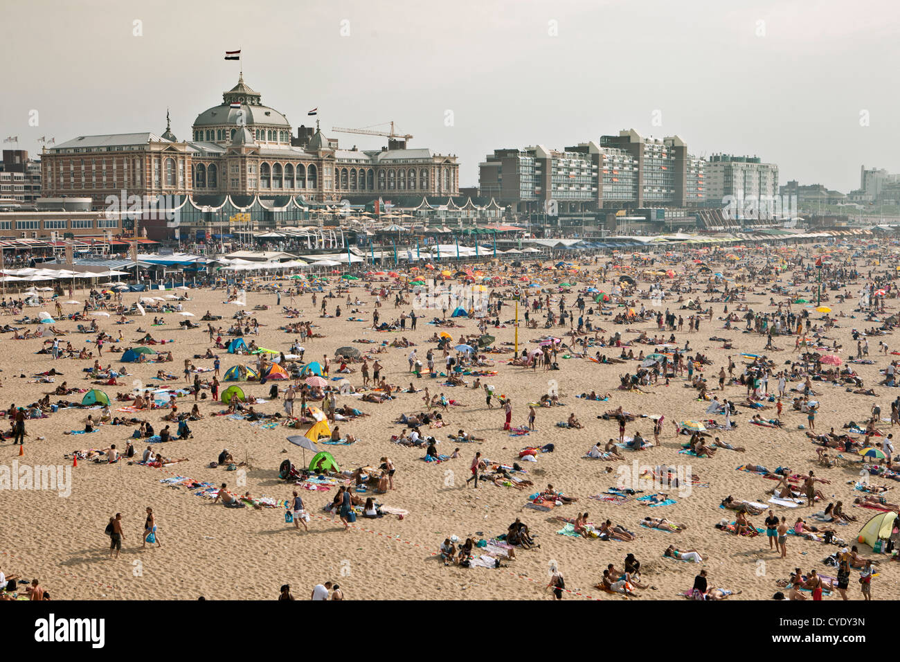 Niederlande, Scheveningen, den Haag oder in niederländischer Sprache. Leute, Sonnenbaden am Strand. Luft. Grand Hotel Amrâth Kurhaus. Stockfoto