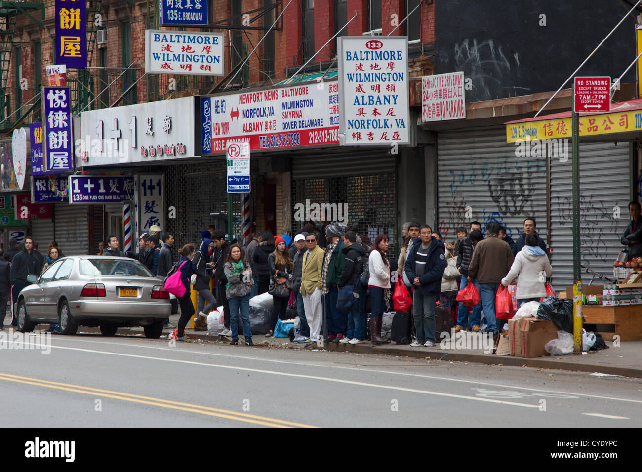 NEW YORK, NY, USA - 31. Oktober 2012: Leute warten auf "Chinatown Busse", nehmen Sie sie aus Mahattan nach Dienst nach Hurrican Sandy in New York, NY, USA, auf 31. Oktober 2012 fortgesetzt. Stockfoto