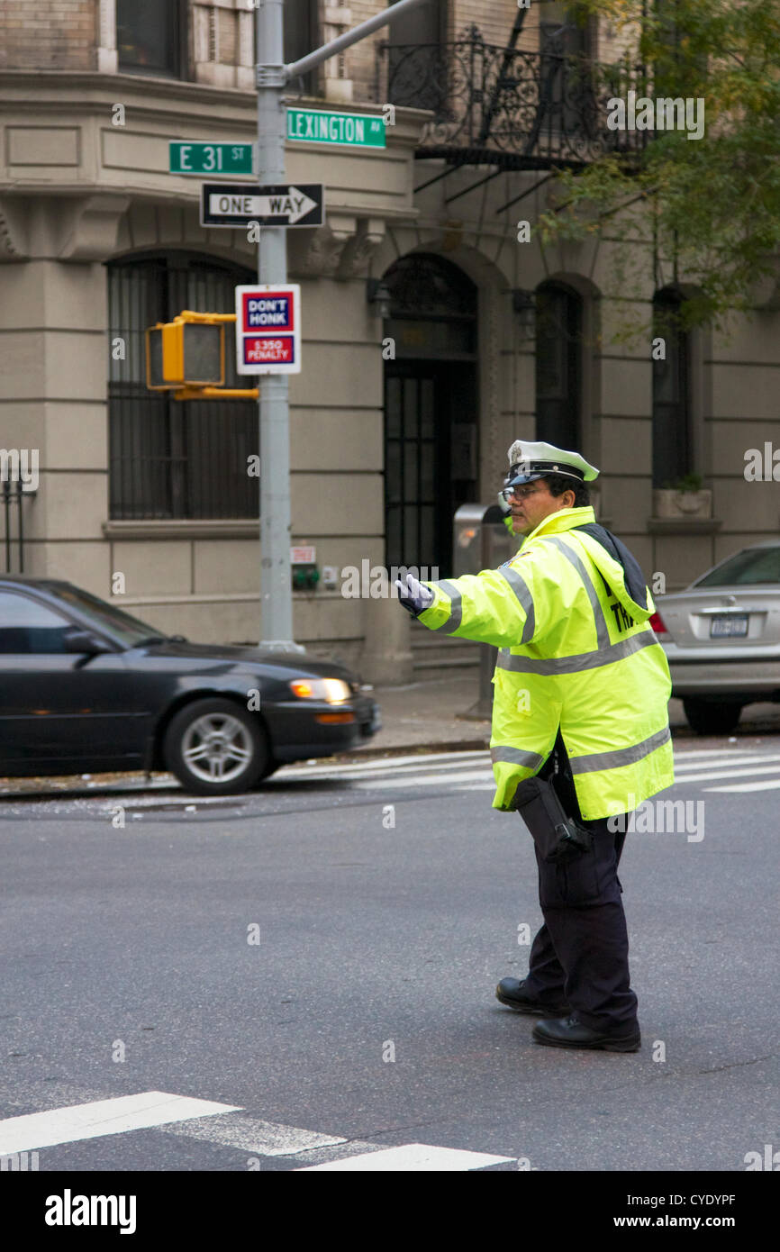 NEW YORK, NY, USA - 31. Oktober 2012: NYPD Offiziere regulieren Verkehr manuell an vielen Kreuzungen in der verdunkelten Zone von Manhattan nach Hurrikan Sandy Ampeln in New York, NY, USA, am 31. Oktober 2012 ausgeschlagen. Stockfoto