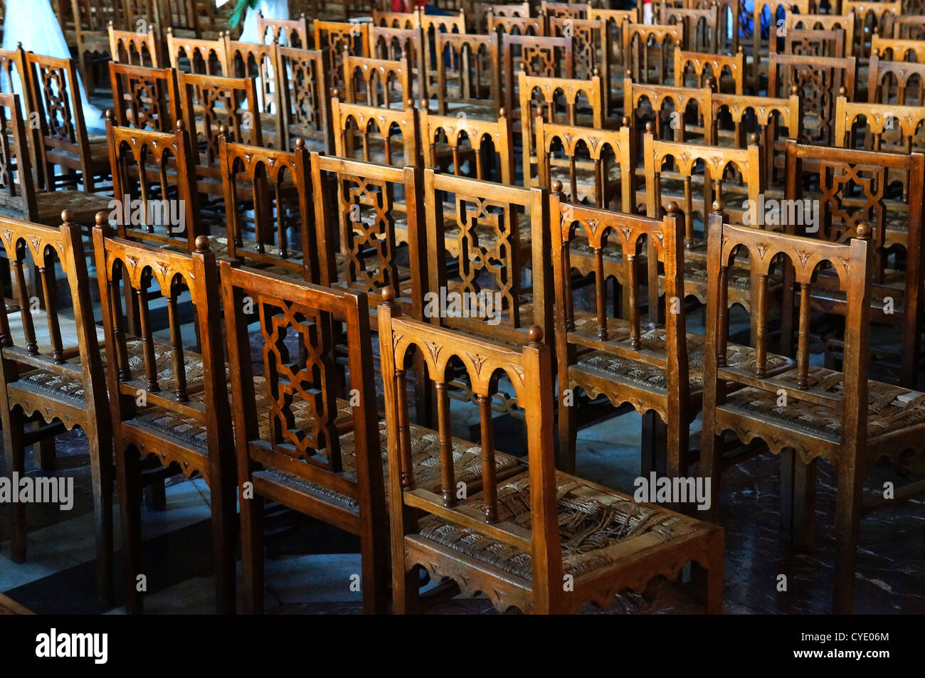 Zeilen der Antike Holzstühle in einer Kirche Stockfoto