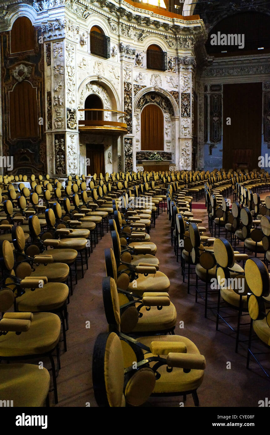 Innenansicht einer Kirche mit Reihen von antiken Sesseln Stockfoto