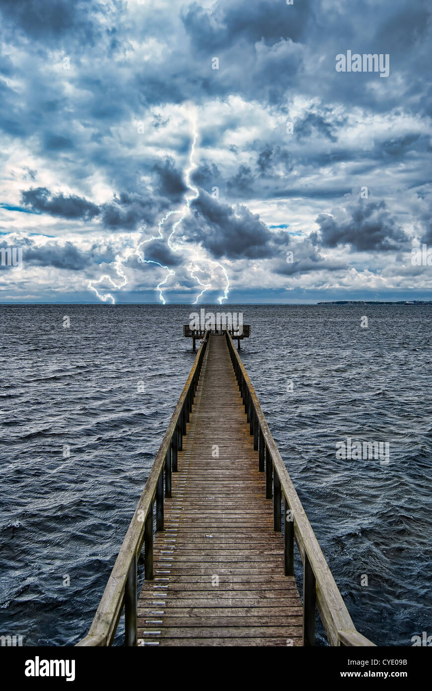 Extreme Wetterbedingungen aus einem herannahenden Sturm-Veiwed von einem hölzernen Pier an der Küste. Stockfoto