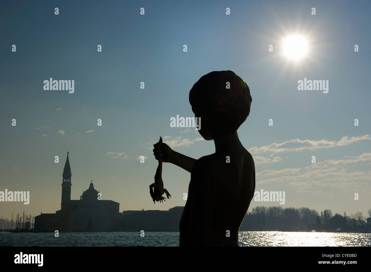 Silhouette der "Junge mit Frosch" Skulptur, Venedig, Veneto, Italien. Stockfoto