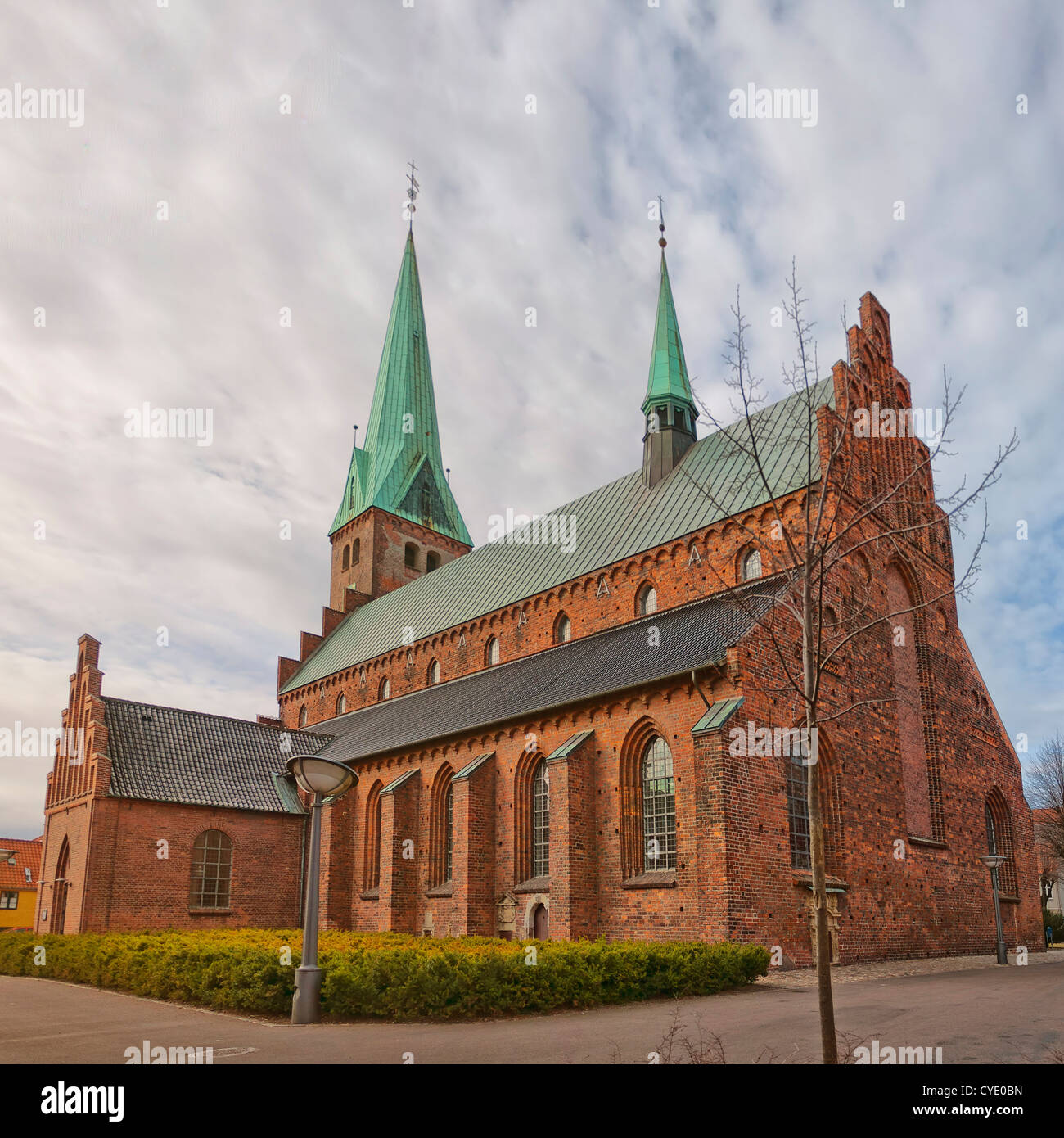 Eine alte Kirche befindet sich in der dänischen Stadt Helsingor. Stockfoto